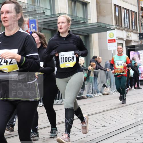 05.10.2025 - 20. swb-Marathon Bremen Strokosch-Dieckow http://msf.ph/oto/9275361 05.10.2025 11:13:26 Ziel 7014, 7410, 9242, 9631, 9667, 9899, 9946, 10000, 10040, 10364, 10433, 10574, 10671, 10705, 10707, 10756, 10842, 10957, 11060, 11068, 11264, 11385, 11541, 11652, 11653, 7014, 7410, 9242, 9631, 9667, 9899, 9946, 10000, 10040, 10364, 10433, 10574, 10671, 10705, 10707, 10756, 10842, 10957, 11060, 11068, 11264, 11385, 11541, 11652, 11653 meine-sportfotos.de