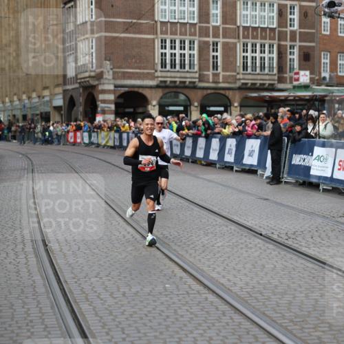 05.10.2025 - 20. swb-Marathon Bremen Yannick Fuchs http://msf.ph/oto/9275368 05.10.2025 12:35:29 Ziel 1994 meine-sportfotos.de