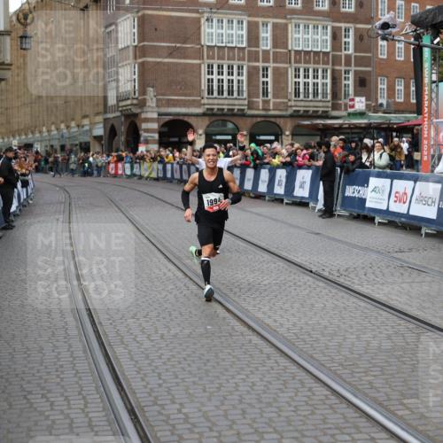 05.10.2025 - 20. swb-Marathon Bremen Yannick Fuchs http://msf.ph/oto/9275376 05.10.2025 12:35:29 Ziel 1994 meine-sportfotos.de