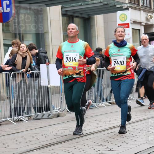 05.10.2025 - 20. swb-Marathon Bremen Strokosch-Dieckow http://msf.ph/oto/9275391 05.10.2025 11:13:28 Ziel 7014, 7410, 9242, 9342, 9631, 9667, 9899, 9946, 10000, 10036, 10040, 10364, 10433, 10512, 10574, 10671, 10705, 10707, 10721, 10756, 10842, 10957, 11060, 11068, 11264, 11385, 11541, 11548, 11652, 11653, 7014, 7410, 9242, 9342, 9631, 9667, 9899, 9946, 10000, 10036, 10040, 10364, 10433, 10512, 10574, 10671, 10705, 10707, 10721, 10756, 10842, 10957, 11060, 11068, 11264, 11385, 11541, 11548, 11652, 11653 meine-sportfotos.de