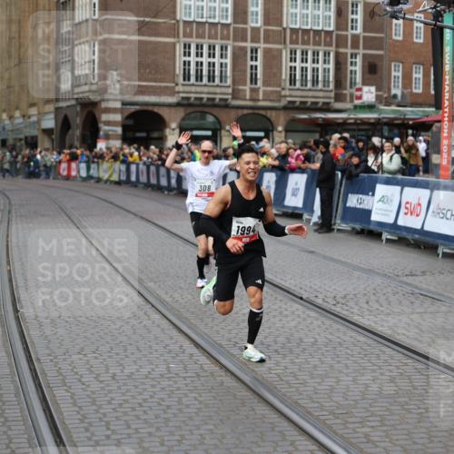 05.10.2025 - 20. swb-Marathon Bremen Yannick Fuchs http://msf.ph/oto/9275400 05.10.2025 12:35:30 Ziel 308, 1994 meine-sportfotos.de