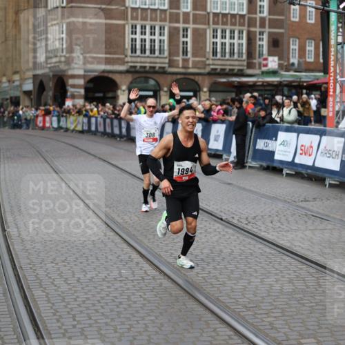 05.10.2025 - 20. swb-Marathon Bremen Yannick Fuchs http://msf.ph/oto/9275408 05.10.2025 12:35:30 Ziel 308, 1994 meine-sportfotos.de