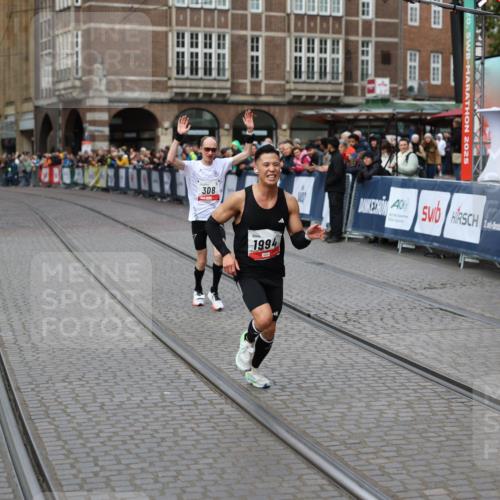 05.10.2025 - 20. swb-Marathon Bremen Yannick Fuchs http://msf.ph/oto/9275420 05.10.2025 12:35:30 Ziel 308, 1994 meine-sportfotos.de