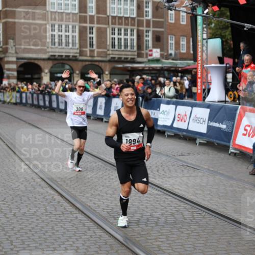 05.10.2025 - 20. swb-Marathon Bremen Yannick Fuchs http://msf.ph/oto/9275431 05.10.2025 12:35:30 Ziel 308, 1994 meine-sportfotos.de