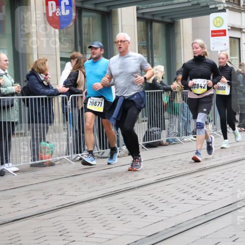 05.10.2025 - 20. swb-Marathon Bremen Strokosch-Dieckow http://msf.ph/oto/9275442 05.10.2025 11:13:30 Ziel 7014, 7410, 9012, 9242, 9342, 9631, 9667, 9899, 9946, 10000, 10036, 10040, 10364, 10433, 10512, 10574, 10671, 10705, 10707, 10721, 10756, 10842, 10957, 11060, 11068, 11264, 11385, 11541, 11548, 11652, 11653, 7014, 7410, 9012, 9242, 9342, 9631, 9667, 9899, 9946, 10000, 10036, 10040, 10364, 10433, 10512, 10574, 10671, 10705, 10707, 10721, 10756, 10842, 10957, 11060, 11068, 11264, 11385, 11541, 11548, 11652, 11653 meine-sportfotos.de
