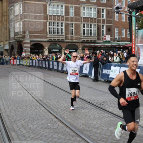 05.10.2025 - 20. swb-Marathon Bremen Yannick Fuchs http://msf.ph/oto/9275448 05.10.2025 12:35:30 Ziel 308, 1994 meine-sportfotos.de