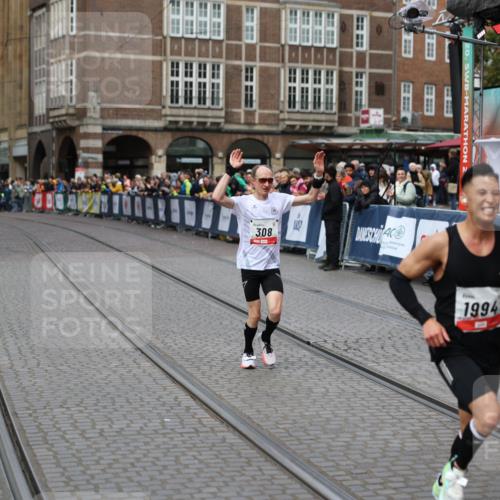 05.10.2025 - 20. swb-Marathon Bremen Yannick Fuchs http://msf.ph/oto/9275456 05.10.2025 12:35:31 Ziel 308, 1994 meine-sportfotos.de