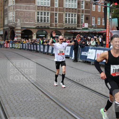 05.10.2025 - 20. swb-Marathon Bremen Yannick Fuchs http://msf.ph/oto/9275463 05.10.2025 12:35:31 Ziel 308, 1994 meine-sportfotos.de