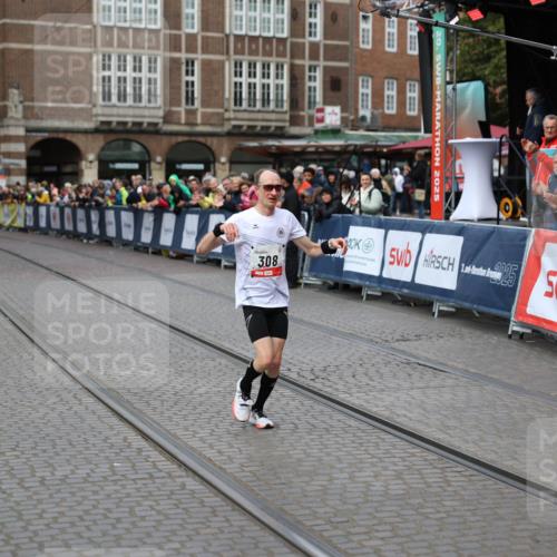 05.10.2025 - 20. swb-Marathon Bremen Yannick Fuchs http://msf.ph/oto/9275476 05.10.2025 12:35:31 Ziel 308, 1994 meine-sportfotos.de