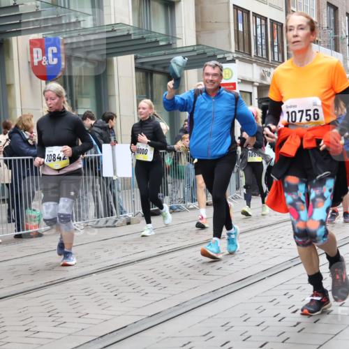 05.10.2025 - 20. swb-Marathon Bremen Strokosch-Dieckow http://msf.ph/oto/9275479 05.10.2025 11:13:31 Ziel 7014, 7410, 9012, 9242, 9342, 9631, 9667, 9899, 9946, 10000, 10036, 10040, 10364, 10512, 10574, 10671, 10705, 10707, 10721, 10756, 10842, 10957, 11060, 11068, 11264, 11385, 11541, 11548, 11652, 11653, 7014, 7410, 9012, 9242, 9342, 9631, 9667, 9899, 9946, 10000, 10036, 10040, 10364, 10512, 10574, 10671, 10705, 10707, 10721, 10756, 10842, 10957, 11060, 11068, 11264, 11385, 11541, 11548, 11652, 11653 meine-sportfotos.de