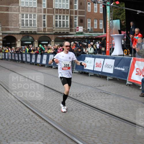 05.10.2025 - 20. swb-Marathon Bremen Yannick Fuchs http://msf.ph/oto/9275483 05.10.2025 12:35:31 Ziel 308, 1994 meine-sportfotos.de