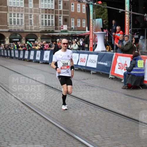 05.10.2025 - 20. swb-Marathon Bremen Yannick Fuchs http://msf.ph/oto/9275490 05.10.2025 12:35:31 Ziel 308, 1994 meine-sportfotos.de