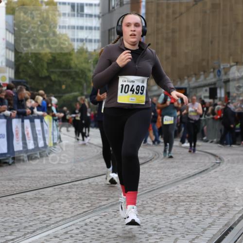 05.10.2025 - 20. swb-Marathon Bremen Strokosch-Dieckow http://msf.ph/oto/9275513 05.10.2025 11:12:06 Ziel 9526, 9675, 9726, 9911, 10463, 10499, 10849 meine-sportfotos.de