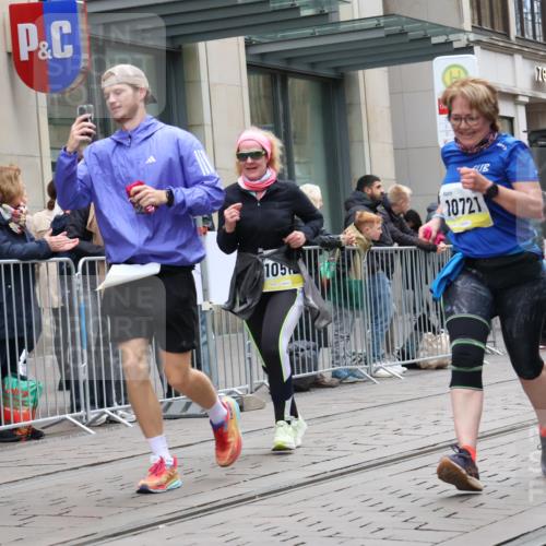 05.10.2025 - 20. swb-Marathon Bremen Strokosch-Dieckow http://msf.ph/oto/9275516 05.10.2025 11:13:33 Ziel 7014, 7410, 9012, 9242, 9342, 9631, 9667, 9899, 9946, 10000, 10036, 10040, 10364, 10512, 10574, 10671, 10705, 10707, 10721, 10756, 10842, 10957, 11060, 11068, 11264, 11385, 11541, 11548, 11652, 11653, 7014, 7410, 9012, 9242, 9342, 9631, 9667, 9899, 9946, 10000, 10036, 10040, 10364, 10512, 10574, 10671, 10705, 10707, 10721, 10756, 10842, 10957, 11060, 11068, 11264, 11385, 11541, 11548, 11652, 11653 meine-sportfotos.de