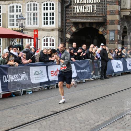 05.10.2025 - 20. swb-Marathon Bremen Yannick Fuchs http://msf.ph/oto/9275524 05.10.2025 12:36:37 Ziel 1632 meine-sportfotos.de
