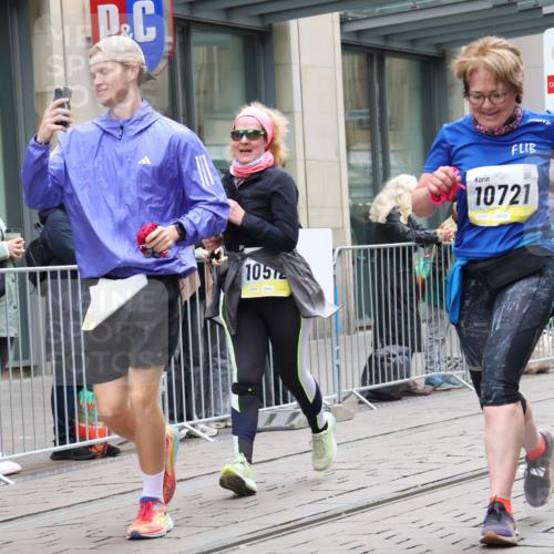 05.10.2025 - 20. swb-Marathon Bremen Strokosch-Dieckow http://msf.ph/oto/9275525 05.10.2025 11:13:33 Ziel 7014, 7410, 9012, 9242, 9342, 9631, 9667, 9899, 9946, 10000, 10036, 10040, 10364, 10512, 10574, 10671, 10705, 10707, 10721, 10756, 10842, 10957, 11060, 11068, 11264, 11385, 11541, 11548, 11652, 11653, 7014, 7410, 9012, 9242, 9342, 9631, 9667, 9899, 9946, 10000, 10036, 10040, 10364, 10512, 10574, 10671, 10705, 10707, 10721, 10756, 10842, 10957, 11060, 11068, 11264, 11385, 11541, 11548, 11652, 11653 meine-sportfotos.de