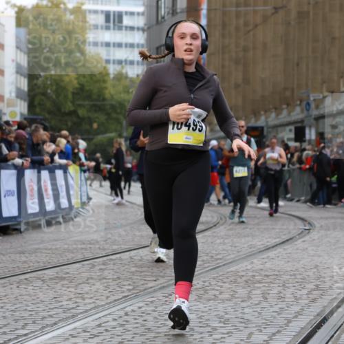 05.10.2025 - 20. swb-Marathon Bremen Strokosch-Dieckow http://msf.ph/oto/9275538 05.10.2025 11:12:06 Ziel 9526, 9675, 9726, 9911, 10463, 10499, 10849 meine-sportfotos.de