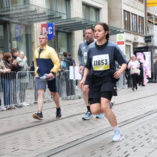 05.10.2025 - 20. swb-Marathon Bremen Strokosch-Dieckow http://msf.ph/oto/9275593 05.10.2025 11:13:37 Ziel 7014, 7410, 9012, 9342, 9380, 9631, 9667, 9946, 10000, 10036, 10491, 10512, 10671, 10721, 10756, 10842, 11036, 11060, 11068, 11541, 11548, 11652, 11653, 7014, 7410, 9012, 9342, 9380, 9631, 9667, 9946, 10000, 10036, 10491, 10512, 10671, 10721, 10756, 10842, 11036, 11060, 11068, 11541, 11548, 11652, 11653 meine-sportfotos.de