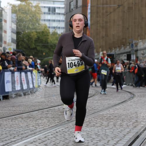 05.10.2025 - 20. swb-Marathon Bremen Strokosch-Dieckow http://msf.ph/oto/9275598 05.10.2025 11:12:06 Ziel 9526, 9675, 9726, 9911, 10463, 10499, 10849 meine-sportfotos.de