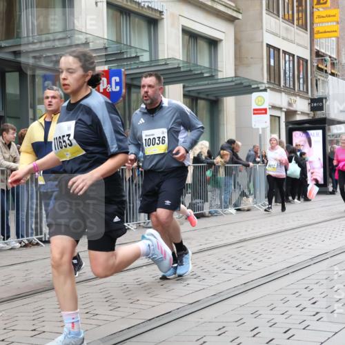 05.10.2025 - 20. swb-Marathon Bremen Strokosch-Dieckow http://msf.ph/oto/9275605 05.10.2025 11:13:37 Ziel 7014, 7410, 9012, 9342, 9380, 9631, 9667, 9946, 10000, 10036, 10491, 10512, 10671, 10721, 10756, 10842, 11036, 11060, 11068, 11541, 11548, 11652, 11653, 7014, 7410, 9012, 9342, 9380, 9631, 9667, 9946, 10000, 10036, 10491, 10512, 10671, 10721, 10756, 10842, 11036, 11060, 11068, 11541, 11548, 11652, 11653 meine-sportfotos.de