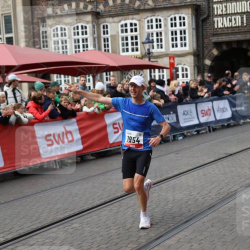 05.10.2025 - 20. swb-Marathon Bremen Yannick Fuchs http://msf.ph/oto/9275617 05.10.2025 12:37:01 Ziel 1954 meine-sportfotos.de