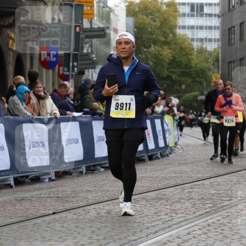 05.10.2025 - 20. swb-Marathon Bremen Strokosch-Dieckow http://msf.ph/oto/9275619 05.10.2025 11:12:09 Ziel 9526, 9675, 9911, 10463 meine-sportfotos.de