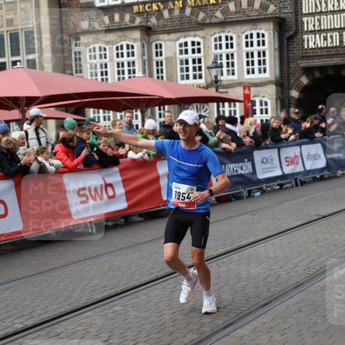 05.10.2025 - 20. swb-Marathon Bremen Yannick Fuchs http://msf.ph/oto/9275627 05.10.2025 12:37:01 Ziel 1954 meine-sportfotos.de