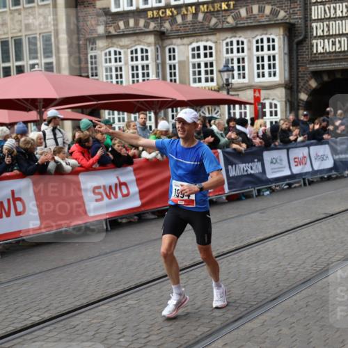 05.10.2025 - 20. swb-Marathon Bremen Yannick Fuchs http://msf.ph/oto/9275637 05.10.2025 12:37:01 Ziel 1954 meine-sportfotos.de