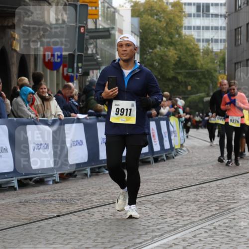 05.10.2025 - 20. swb-Marathon Bremen Strokosch-Dieckow http://msf.ph/oto/9275641 05.10.2025 11:12:09 Ziel 9526, 9675, 9911, 10463 meine-sportfotos.de