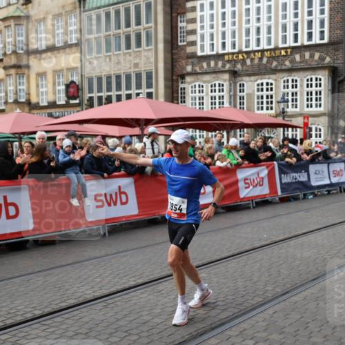 05.10.2025 - 20. swb-Marathon Bremen Yannick Fuchs http://msf.ph/oto/9275643 05.10.2025 12:37:01 Ziel 1954 meine-sportfotos.de