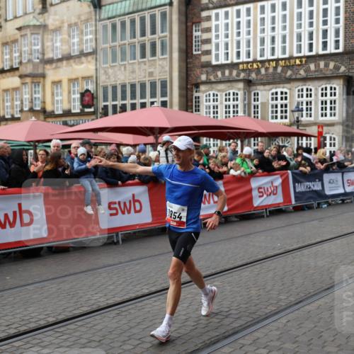 05.10.2025 - 20. swb-Marathon Bremen Yannick Fuchs http://msf.ph/oto/9275651 05.10.2025 12:37:01 Ziel 1954 meine-sportfotos.de