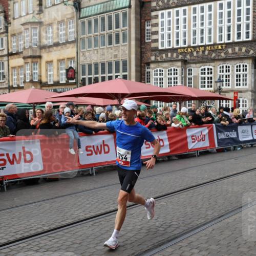 05.10.2025 - 20. swb-Marathon Bremen Yannick Fuchs http://msf.ph/oto/9275659 05.10.2025 12:37:01 Ziel 1954 meine-sportfotos.de