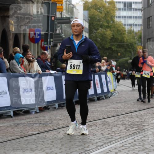 05.10.2025 - 20. swb-Marathon Bremen Strokosch-Dieckow http://msf.ph/oto/9275665 05.10.2025 11:12:09 Ziel 9526, 9675, 9911, 10463 meine-sportfotos.de