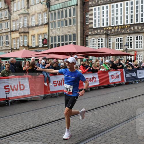 05.10.2025 - 20. swb-Marathon Bremen Yannick Fuchs http://msf.ph/oto/9275669 05.10.2025 12:37:01 Ziel 1954 meine-sportfotos.de
