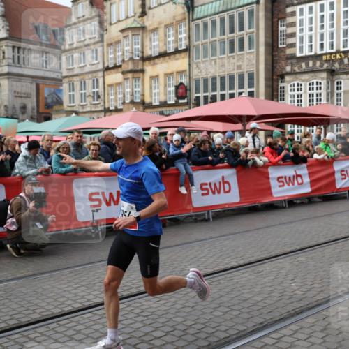 05.10.2025 - 20. swb-Marathon Bremen Yannick Fuchs http://msf.ph/oto/9275681 05.10.2025 12:37:02 Ziel 1954 meine-sportfotos.de