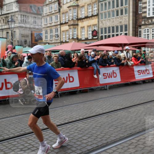 05.10.2025 - 20. swb-Marathon Bremen Yannick Fuchs http://msf.ph/oto/9275687 05.10.2025 12:37:02 Ziel 1954 meine-sportfotos.de