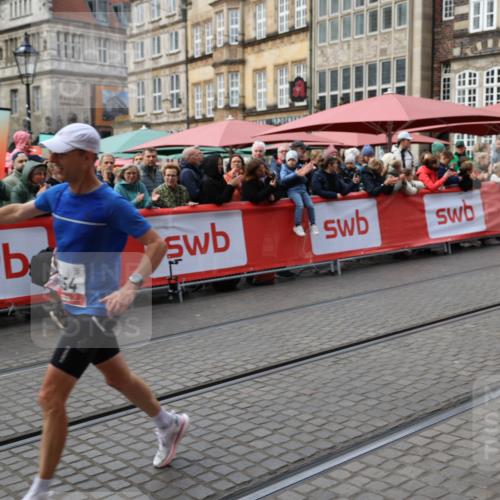 05.10.2025 - 20. swb-Marathon Bremen Yannick Fuchs http://msf.ph/oto/9275701 05.10.2025 12:37:02 Ziel 1954 meine-sportfotos.de