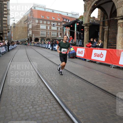 05.10.2025 - 20. swb-Marathon Bremen Yannick Fuchs http://msf.ph/oto/9275708 05.10.2025 12:37:12 Ziel 909 meine-sportfotos.de