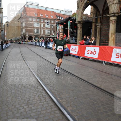 05.10.2025 - 20. swb-Marathon Bremen Yannick Fuchs http://msf.ph/oto/9275717 05.10.2025 12:37:12 Ziel 909 meine-sportfotos.de