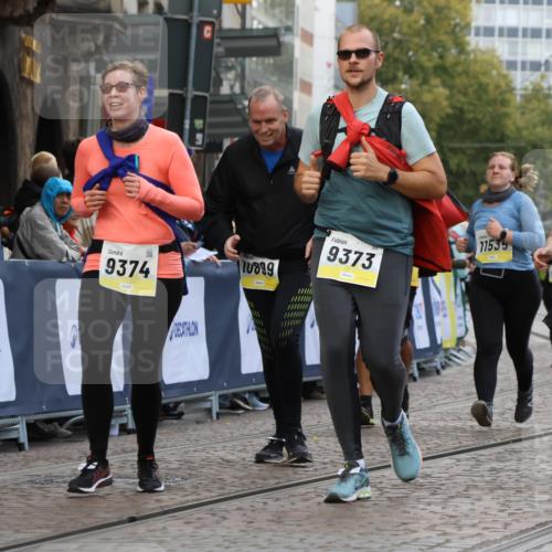 05.10.2025 - 20. swb-Marathon Bremen Strokosch-Dieckow http://msf.ph/oto/9275722 05.10.2025 11:12:15 Ziel 9373, 9374, 9911, 10622, 10899, 11085, 11535 meine-sportfotos.de