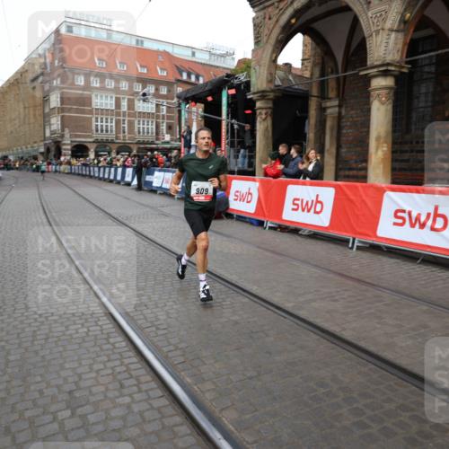 05.10.2025 - 20. swb-Marathon Bremen Yannick Fuchs http://msf.ph/oto/9275727 05.10.2025 12:37:12 Ziel 909 meine-sportfotos.de