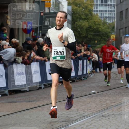 05.10.2025 - 20. swb-Marathon Bremen Strokosch-Dieckow http://msf.ph/oto/9275729 05.10.2025 13:04:16 Ziel 329, 706, 2068, 2643, 3320, 6295, 7735, 7900 meine-sportfotos.de