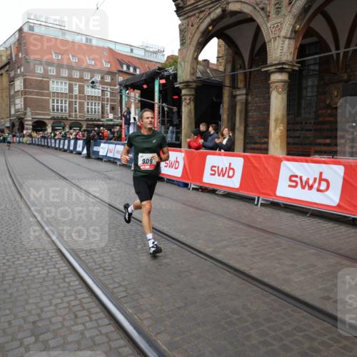 05.10.2025 - 20. swb-Marathon Bremen Yannick Fuchs http://msf.ph/oto/9275733 05.10.2025 12:37:12 Ziel 909 meine-sportfotos.de