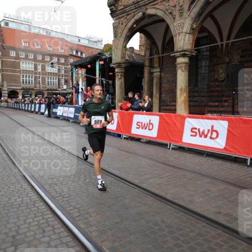 05.10.2025 - 20. swb-Marathon Bremen Yannick Fuchs http://msf.ph/oto/9275743 05.10.2025 12:37:12 Ziel 909 meine-sportfotos.de