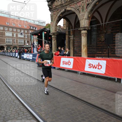 05.10.2025 - 20. swb-Marathon Bremen Yannick Fuchs http://msf.ph/oto/9275746 05.10.2025 12:37:12 Ziel 909 meine-sportfotos.de
