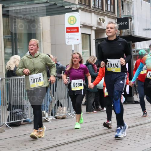 05.10.2025 - 20. swb-Marathon Bremen Strokosch-Dieckow http://msf.ph/oto/9275750 05.10.2025 11:13:48 Ziel 9012, 9342, 9380, 9631, 9667, 9695, 9724, 9818, 9819, 10000, 10036, 10114, 10115, 10201, 10491, 10512, 10721, 10832, 11036, 11135, 11539, 11541, 11548, 11555, 9012, 9342, 9380, 9631, 9667, 9695, 9724, 9818, 9819, 10000, 10036, 10114, 10115, 10201, 10491, 10512, 10721, 10832, 11036, 11135, 11539, 11541, 11548, 11555 meine-sportfotos.de