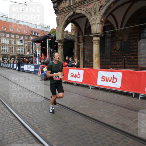 05.10.2025 - 20. swb-Marathon Bremen Yannick Fuchs http://msf.ph/oto/9275755 05.10.2025 12:37:12 Ziel 909 meine-sportfotos.de