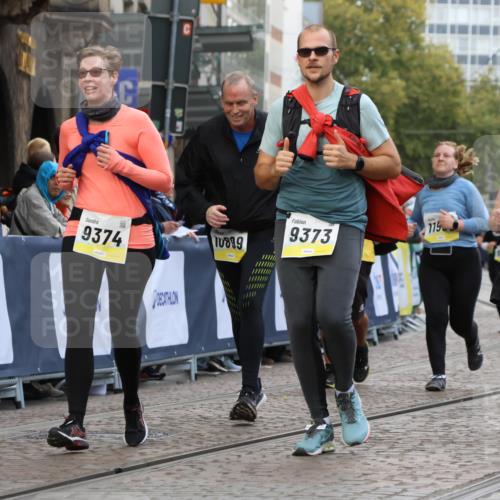 05.10.2025 - 20. swb-Marathon Bremen Strokosch-Dieckow http://msf.ph/oto/9275757 05.10.2025 11:12:15 Ziel 9373, 9374, 9911, 10622, 10899, 11085, 11535 meine-sportfotos.de