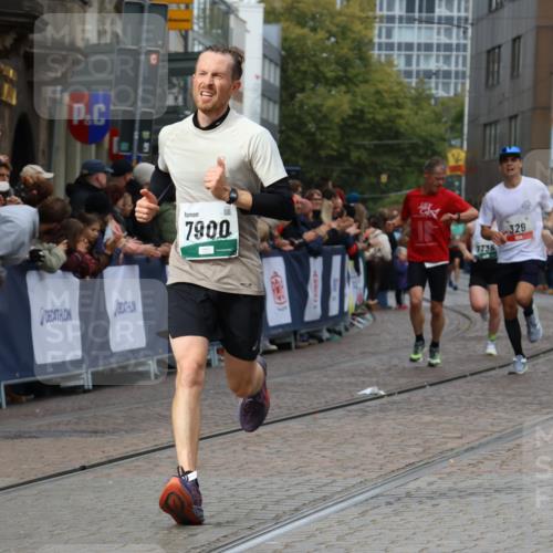 05.10.2025 - 20. swb-Marathon Bremen Strokosch-Dieckow http://msf.ph/oto/9275760 05.10.2025 13:04:16 Ziel 329, 706, 2068, 2643, 3320, 6295, 7735, 7900 meine-sportfotos.de