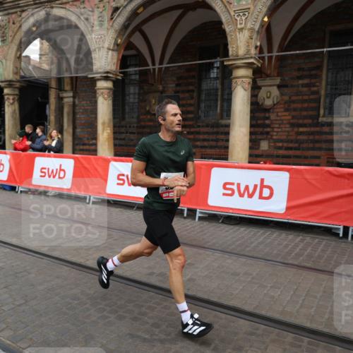 05.10.2025 - 20. swb-Marathon Bremen Yannick Fuchs http://msf.ph/oto/9275763 05.10.2025 12:37:13 Ziel 909 meine-sportfotos.de
